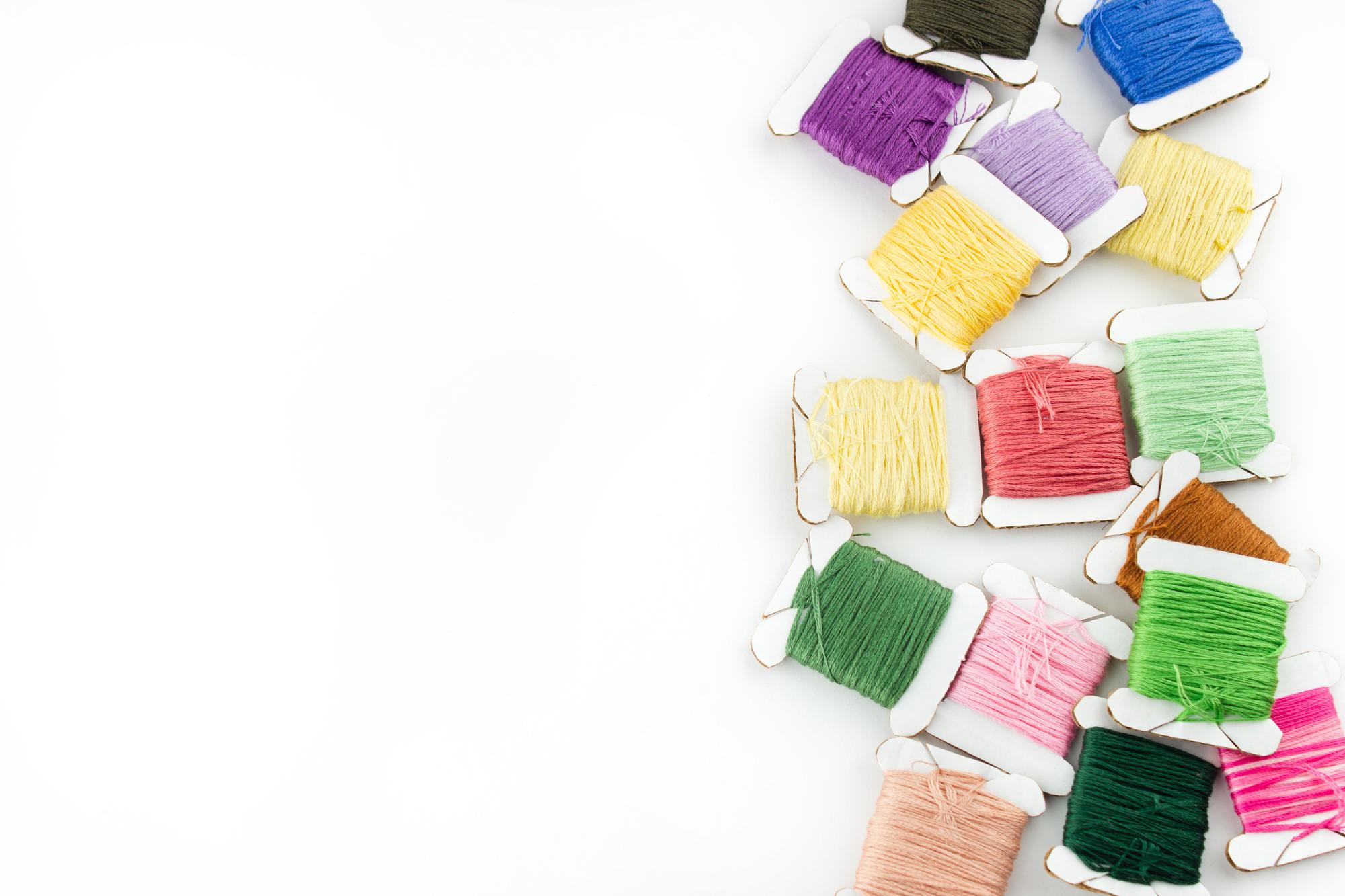 Set di fili colorati e schemi disegnati